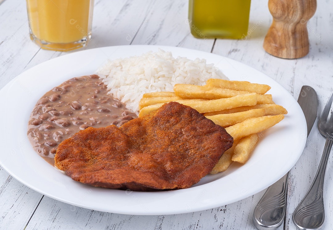 Carne à milanesa, arroz, feijão e batata frita. Típico brasileiro