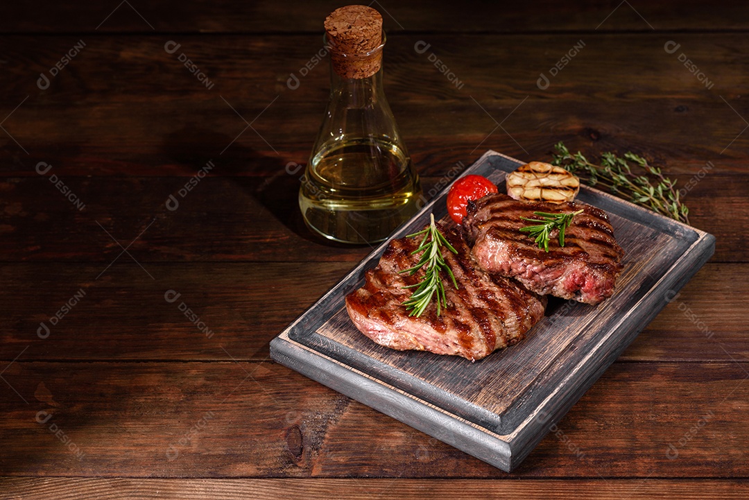 Bife fresco, suculento e delicioso em um fundo escuro. Prato de carne com especiarias e ervas