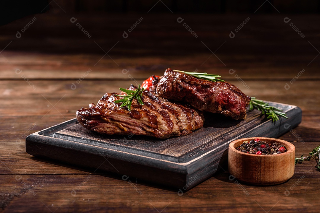 Bife fresco, suculento e delicioso em um fundo escuro.