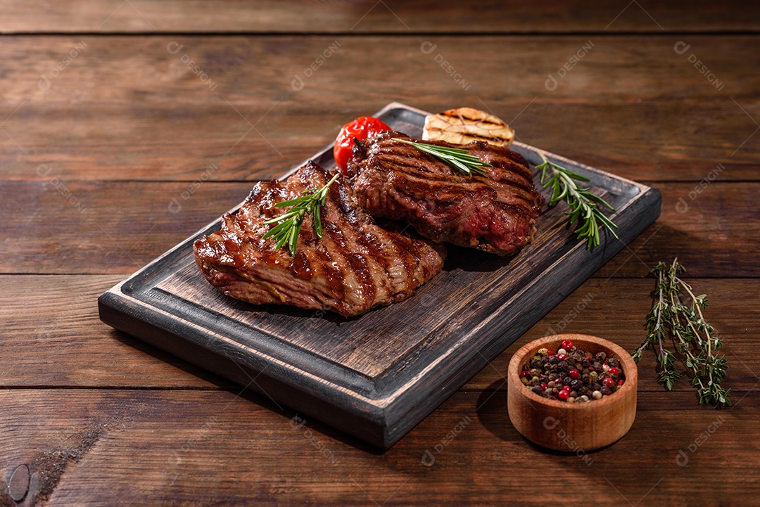 Bife fresco, suculento e delicioso em um fundo escuro.