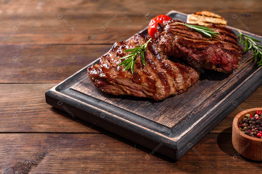 Bife fresco, suculento e delicioso em um fundo escuro.