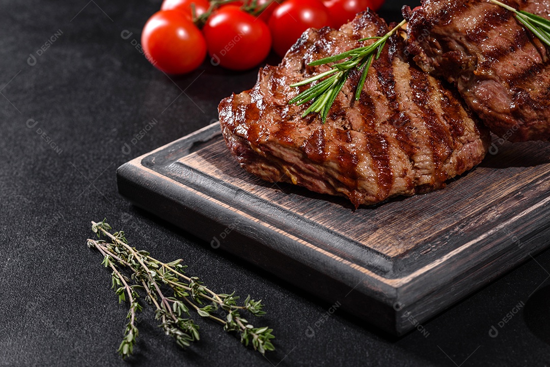 Bife fresco, suculento e delicioso em um fundo escuro.