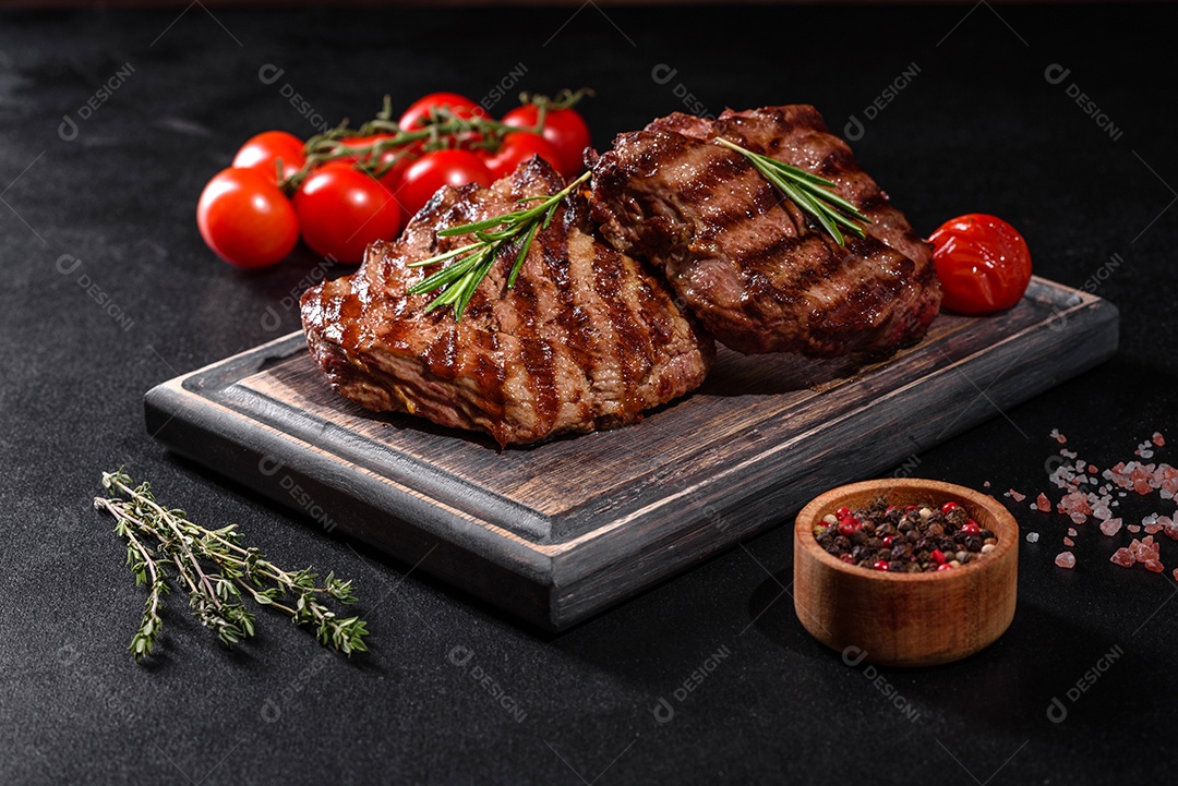 Bife fresco, suculento e delicioso em um fundo escuro.