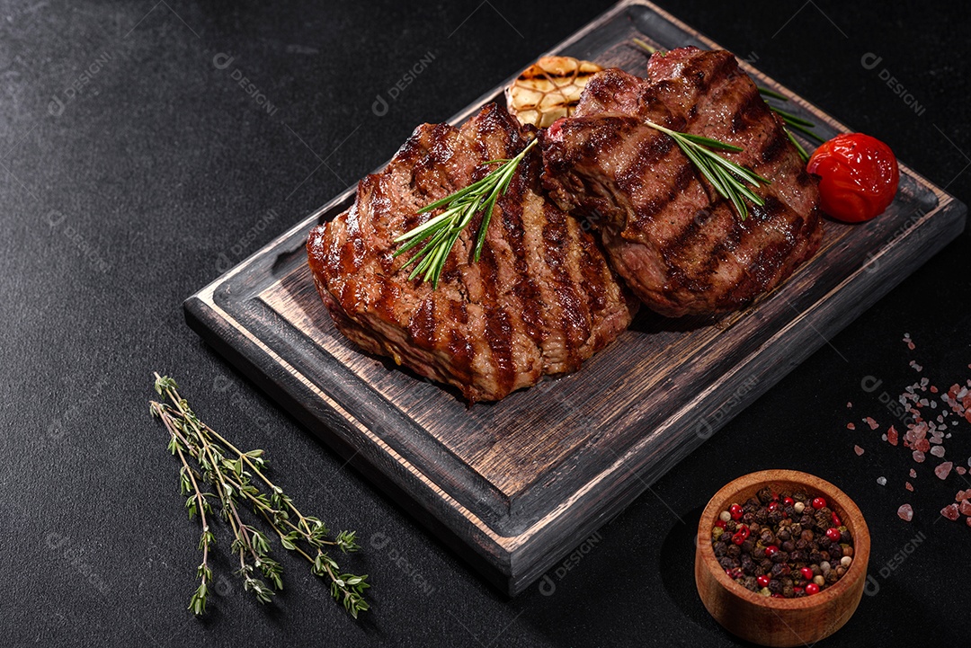 Bife fresco, suculento e delicioso em um fundo escuro.