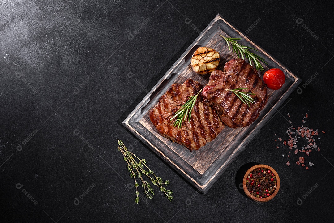Bife fresco, suculento e delicioso em um fundo escuro.