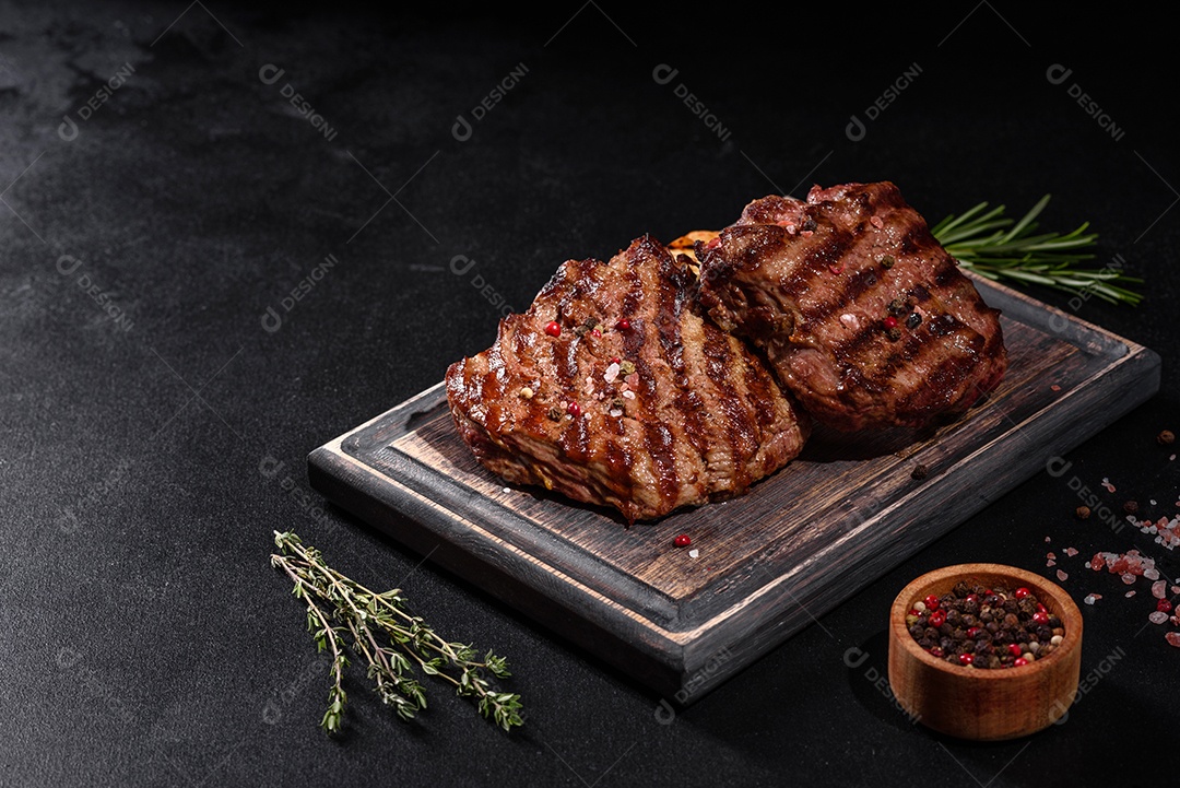 Bife fresco, suculento e delicioso em um fundo escuro.