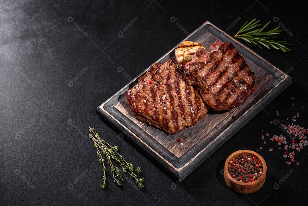 Bife fresco, suculento e delicioso em um fundo escuro.