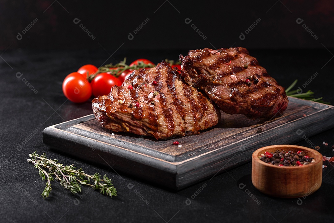 Bife fresco, suculento e delicioso em um fundo escuro.