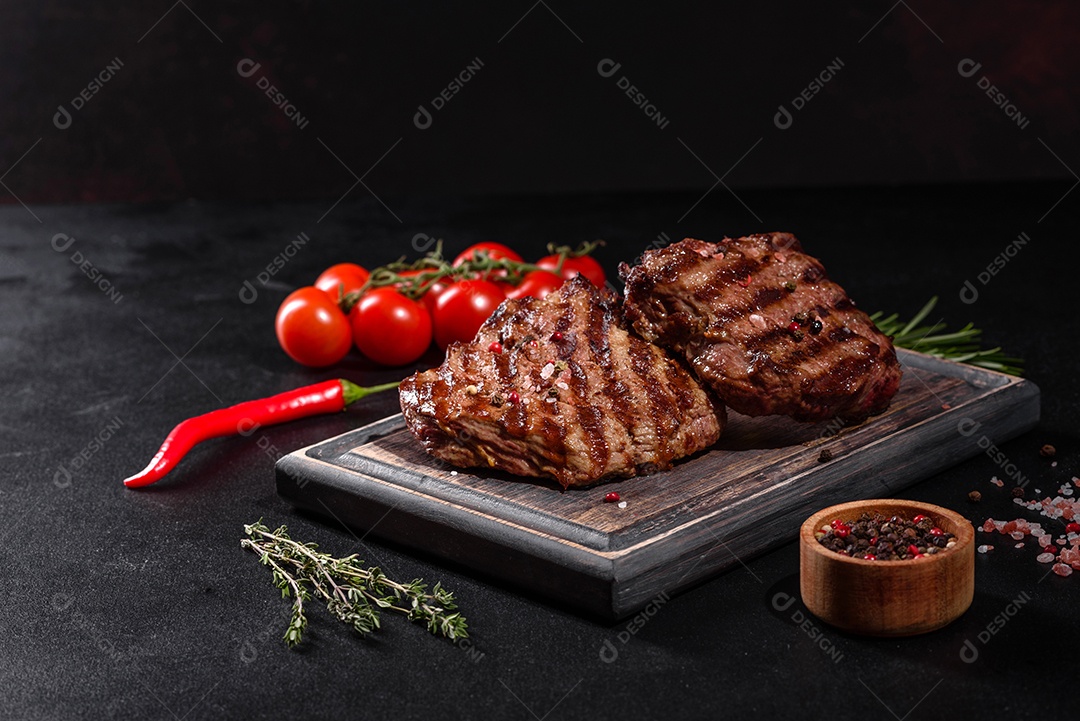 Bife fresco, suculento e delicioso em um fundo escuro.