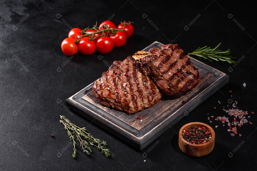 Bife fresco, suculento e delicioso em um fundo escuro.