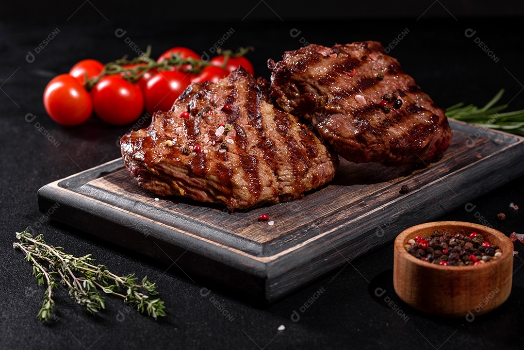 Bife fresco, suculento e delicioso em um fundo escuro.