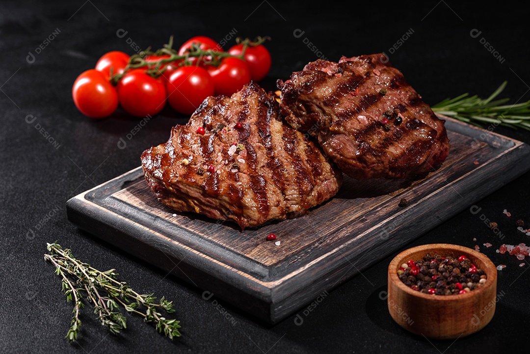 Bife fresco, suculento e delicioso em um fundo escuro.