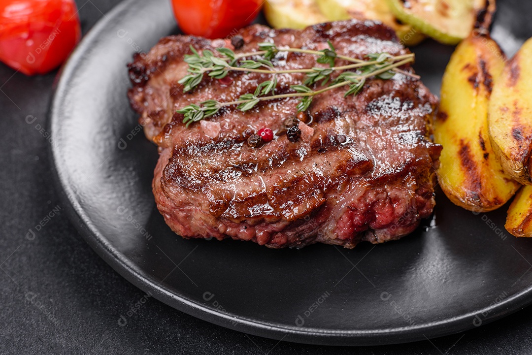 Bife fresco, suculento e delicioso em um fundo escuro. Prato de carne com especiarias e ervas