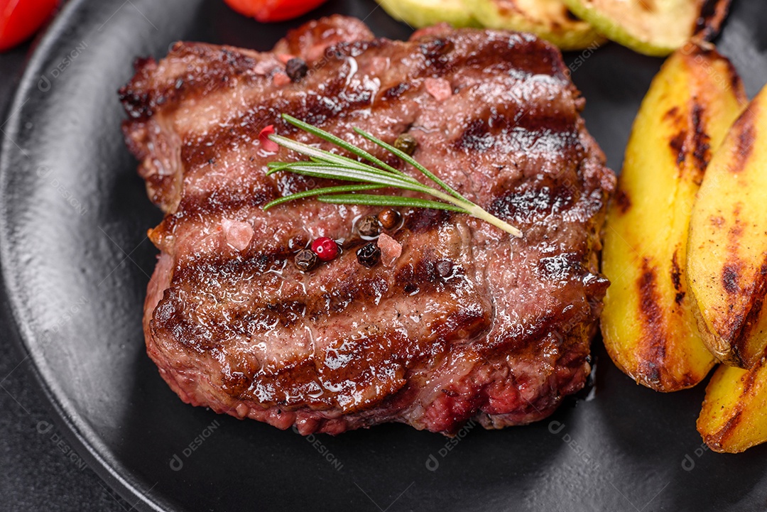 Bife fresco, suculento e delicioso em um fundo escuro. Prato de carne com especiarias e ervas