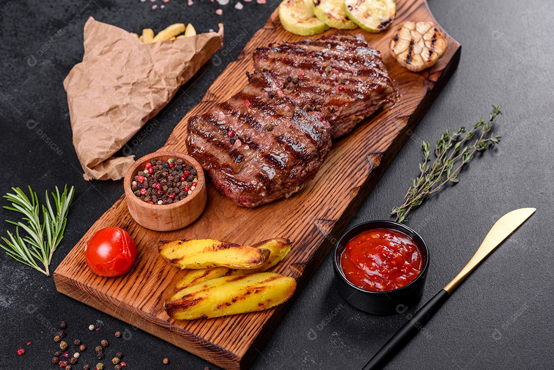 Bife fresco, suculento e delicioso em um fundo escuro. Prato de carne com especiarias e ervas
