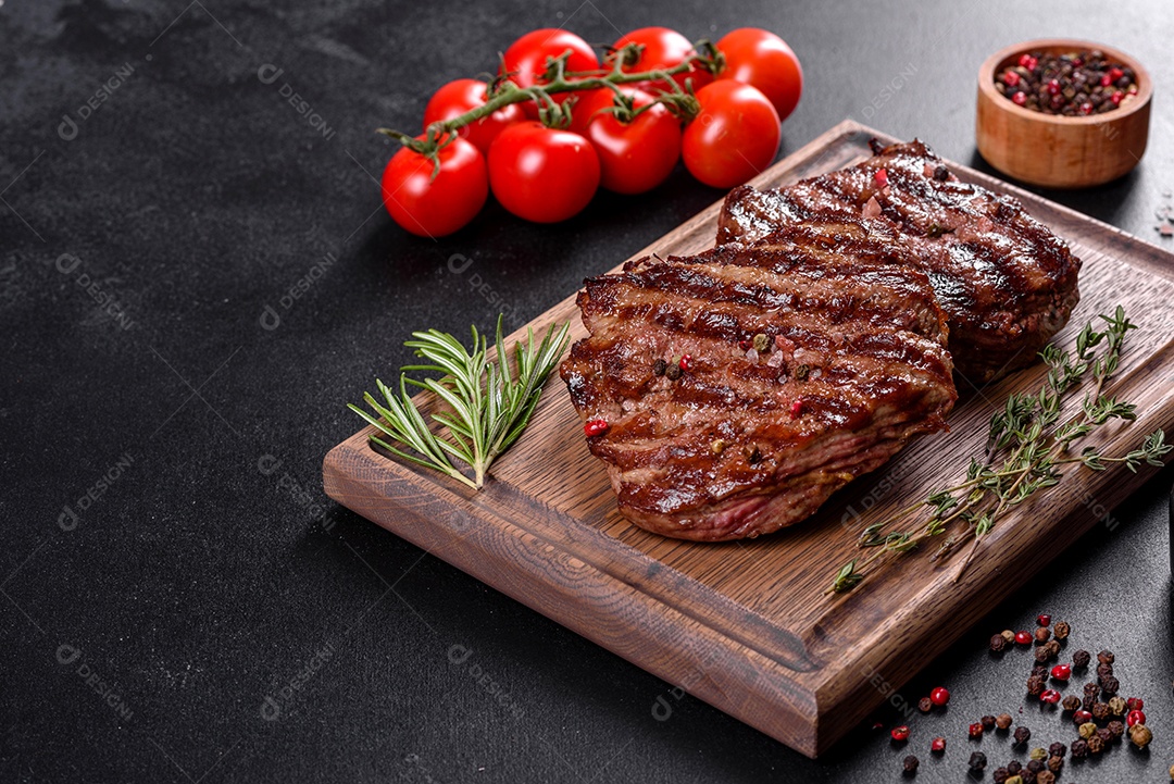 Bife fresco, suculento e delicioso em um fundo escuro. Prato de carne com especiarias e ervas