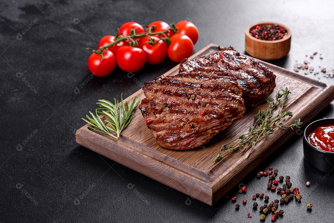 Bife fresco, suculento e delicioso em um fundo escuro. Prato de carne com especiarias e ervas