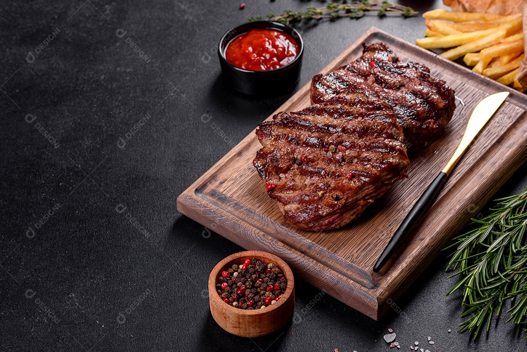 Bife fresco, suculento e delicioso em um fundo escuro. Prato de carne com especiarias e ervas