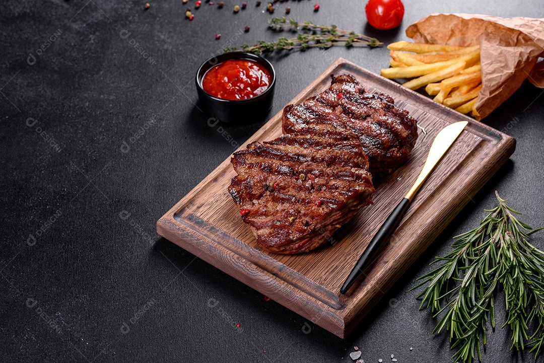 Bife fresco, suculento e delicioso em um fundo escuro. Prato de carne com especiarias e ervas