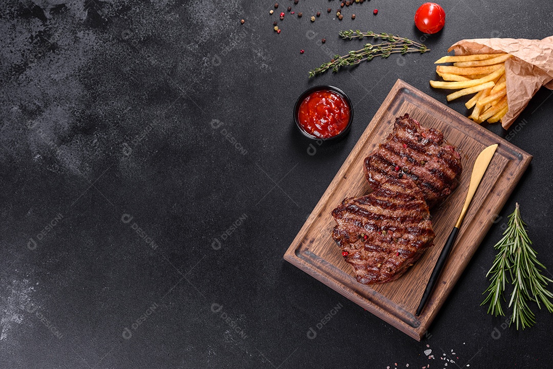 Bife fresco, suculento e delicioso em um fundo escuro.