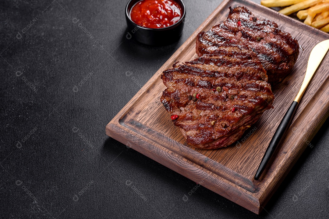 Bife fresco, suculento e delicioso em um fundo escuro.