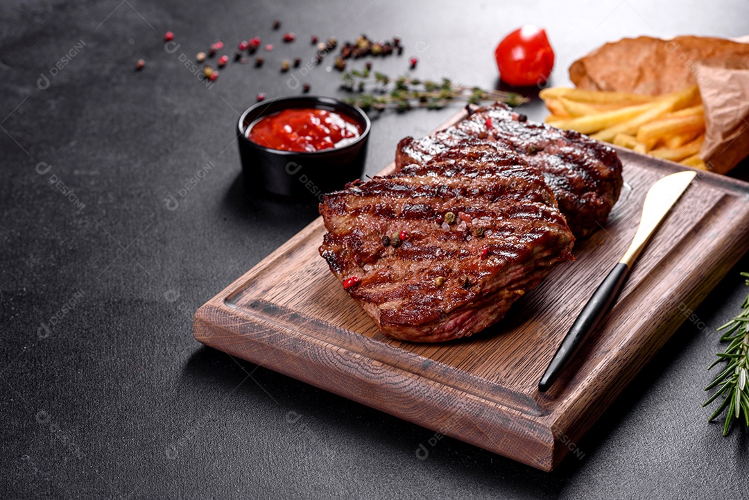 Bife fresco, suculento e delicioso em um fundo escuro.