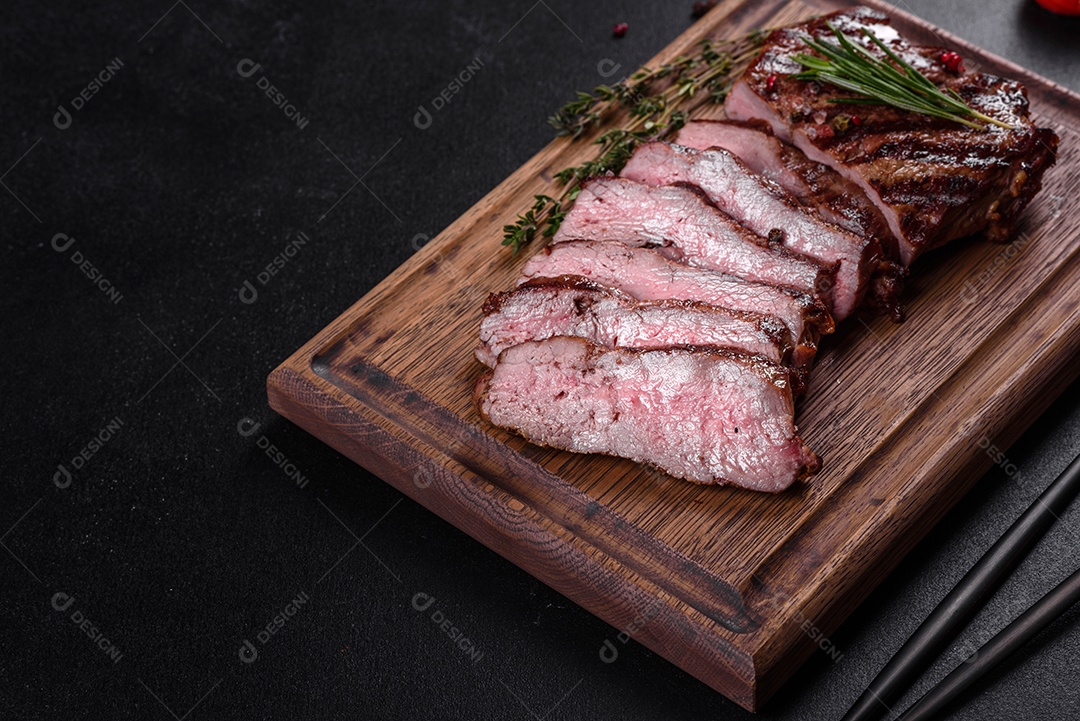 Bife fresco, suculento e delicioso em um fundo escuro.