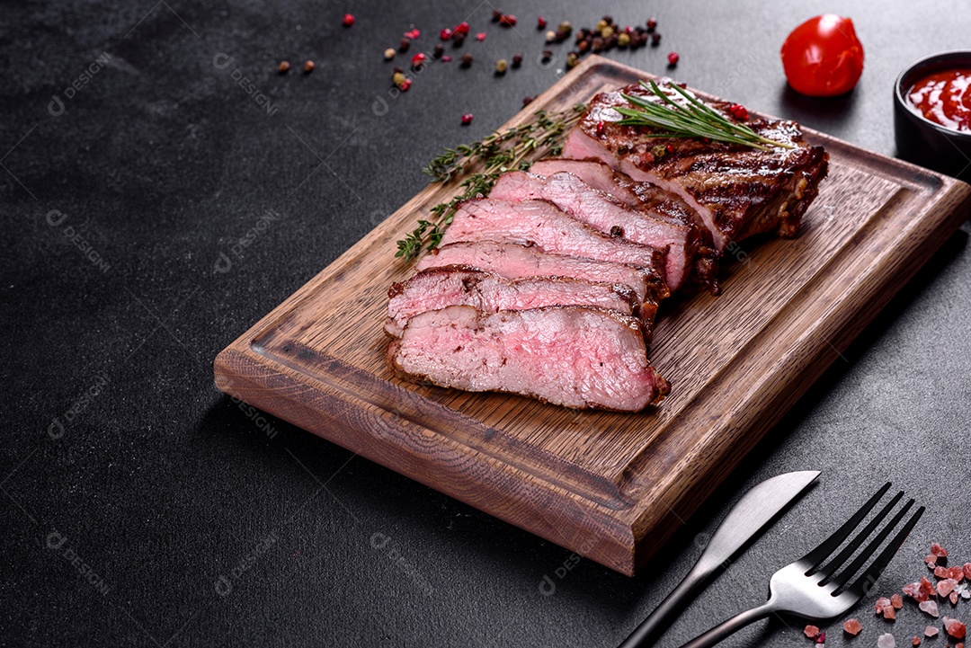 Bife fresco, suculento e delicioso em um fundo escuro.