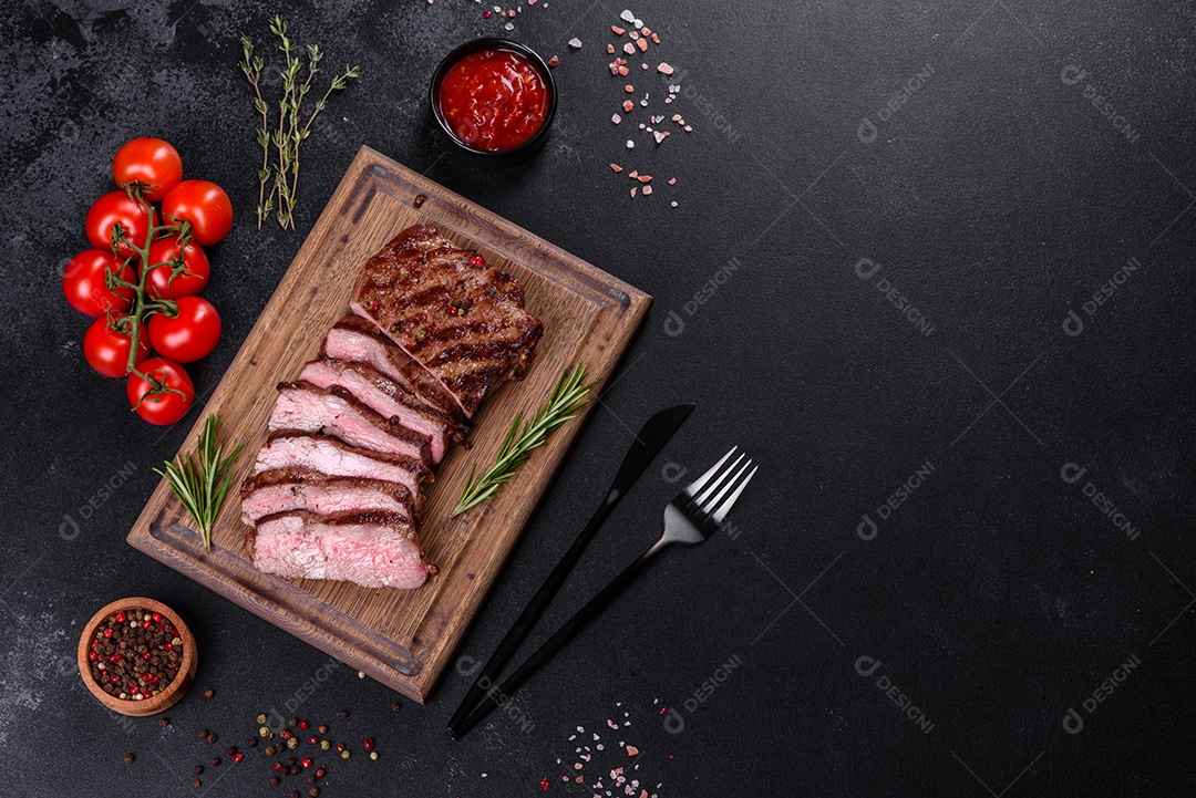 Bife fresco, suculento e delicioso em um fundo escuro.