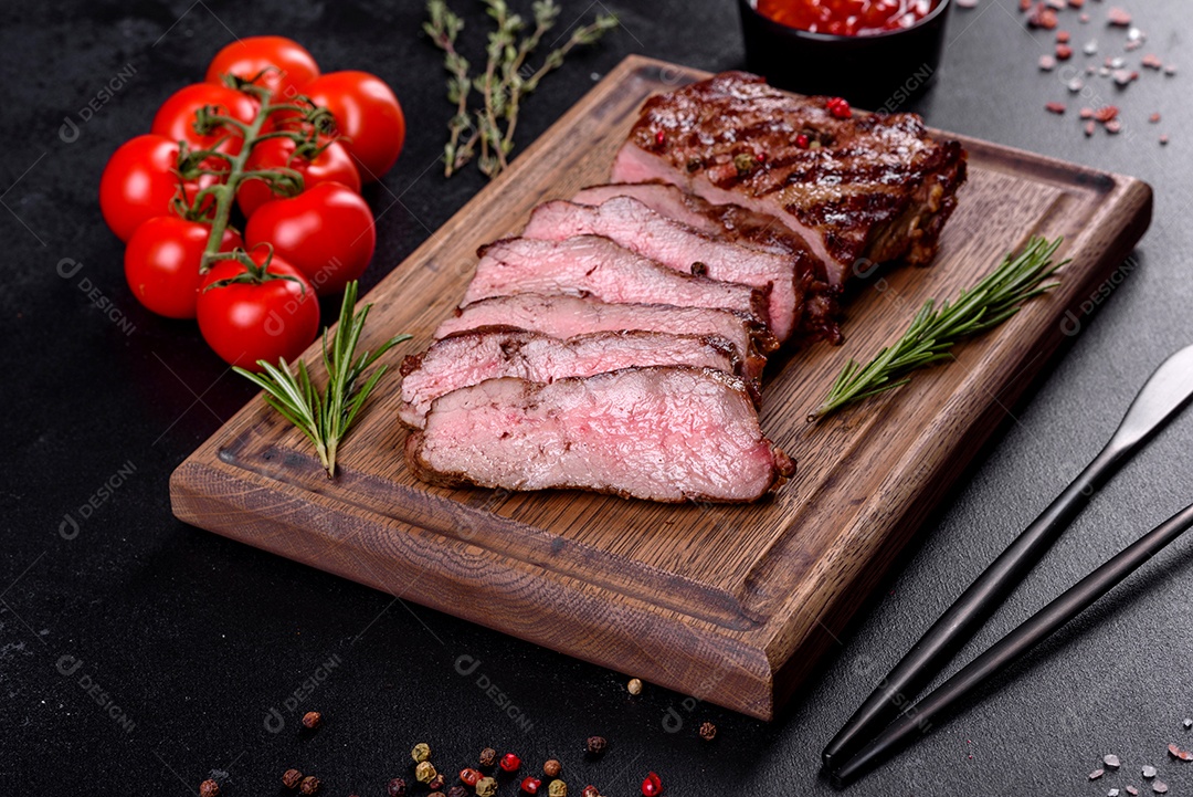 Bife fresco, suculento e delicioso em um fundo escuro.