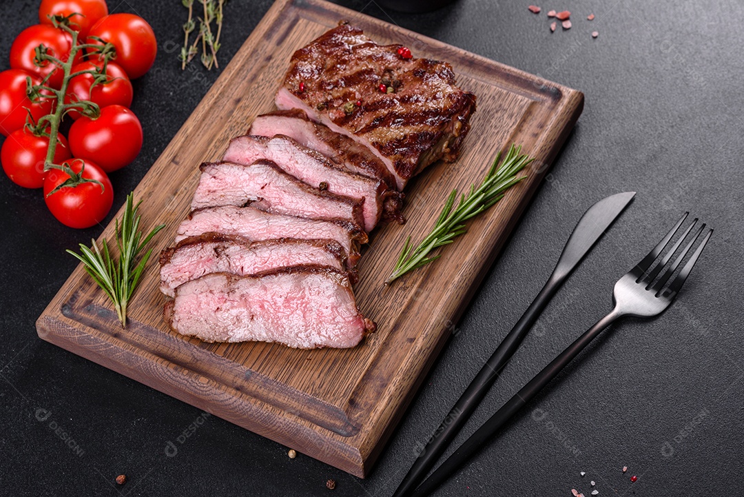 Bife fresco, suculento e delicioso em um fundo escuro.