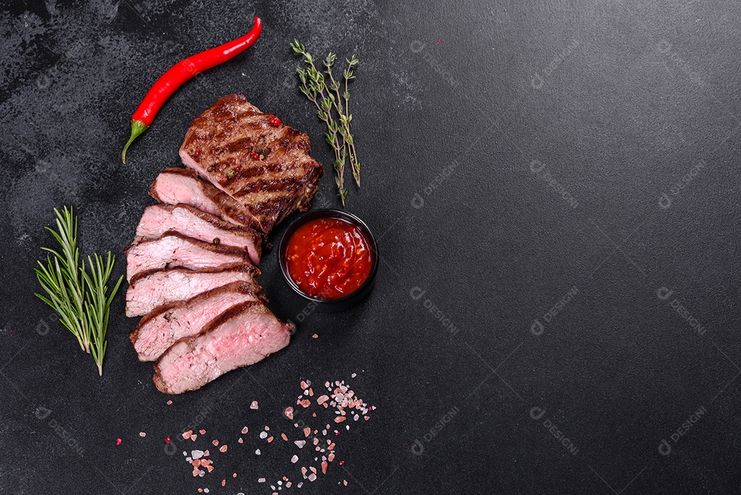 Bife fresco, suculento e delicioso em um fundo escuro.