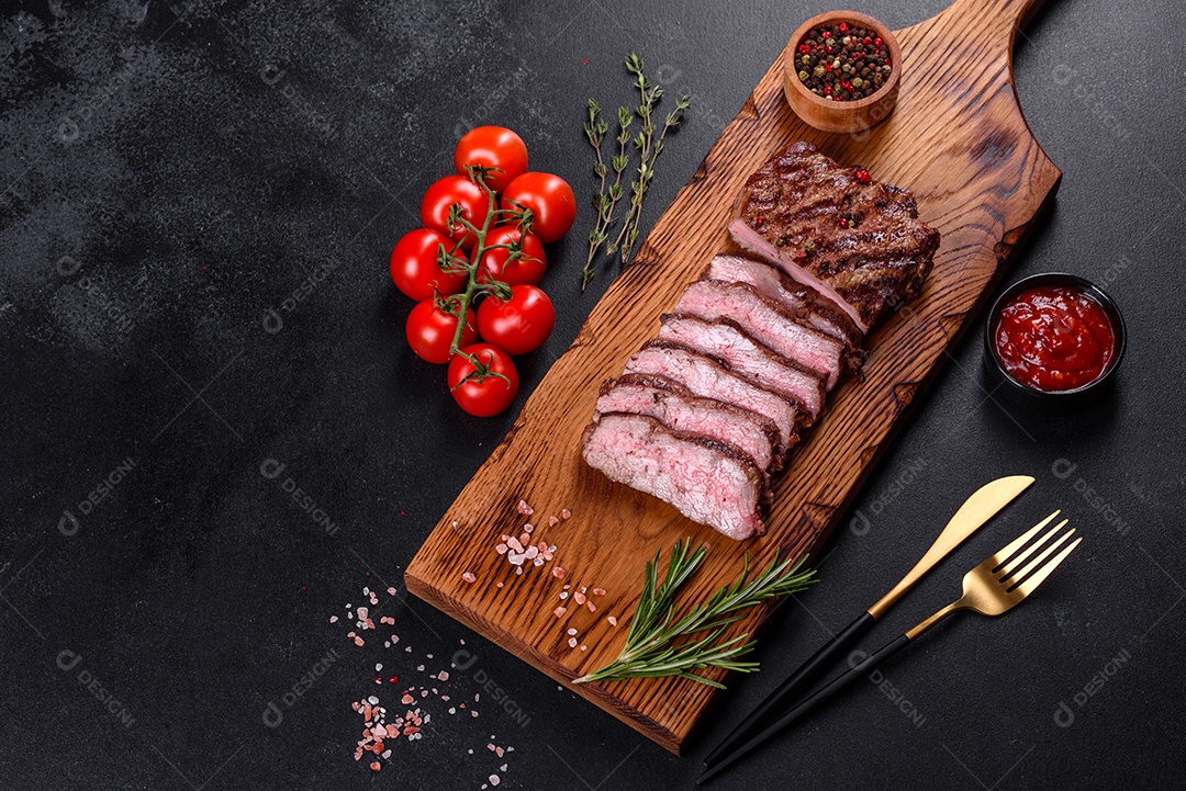 Bife fresco, suculento e delicioso em um fundo escuro.