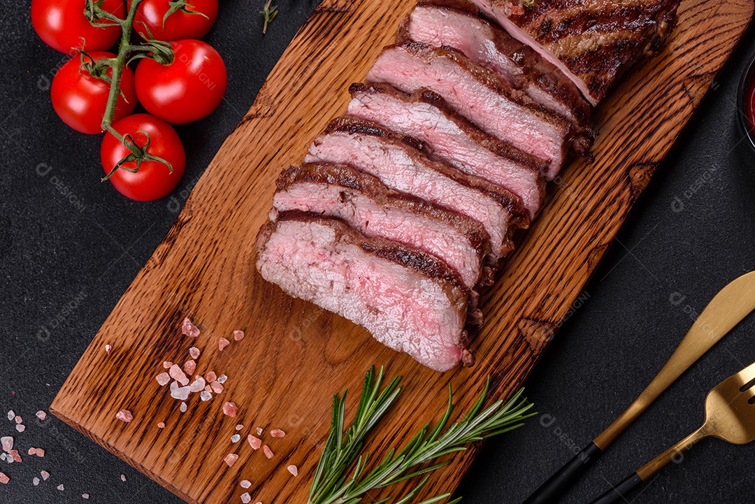 Bife fresco, suculento e delicioso em um fundo escuro.