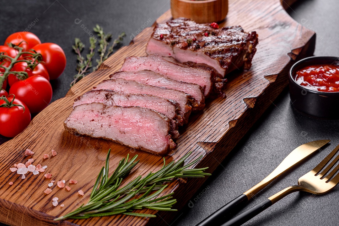 Bife fresco, suculento e delicioso em um fundo escuro.