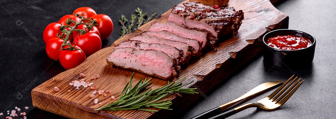 Bife fresco, suculento e delicioso em um fundo escuro.