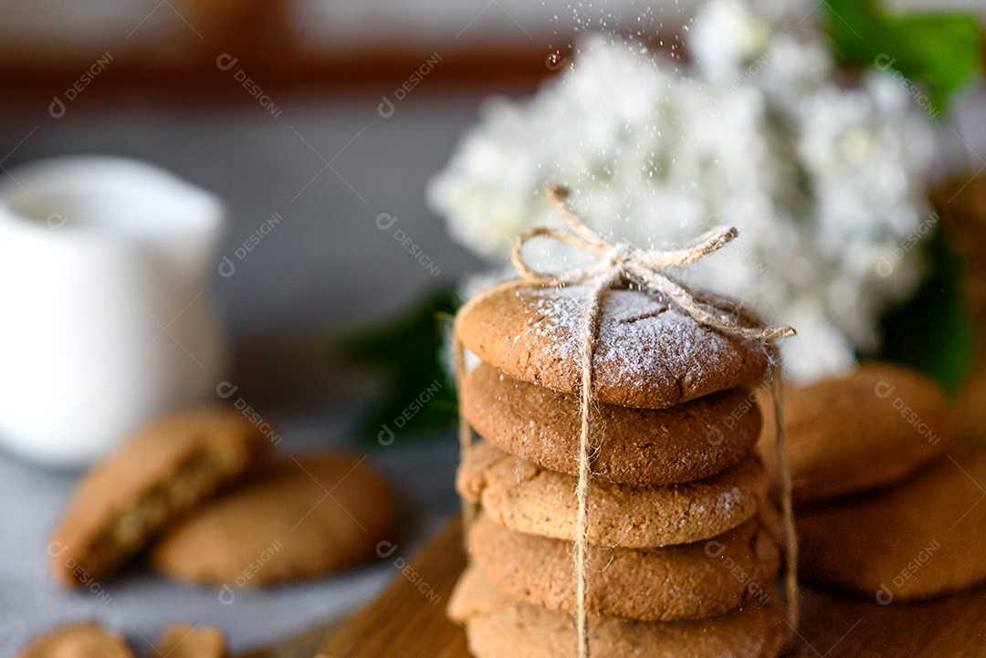 Biscoitos de aveia caseiros em uma tábua de madeira no fundo da mesa velha. Conceito de lanche de comida saudável