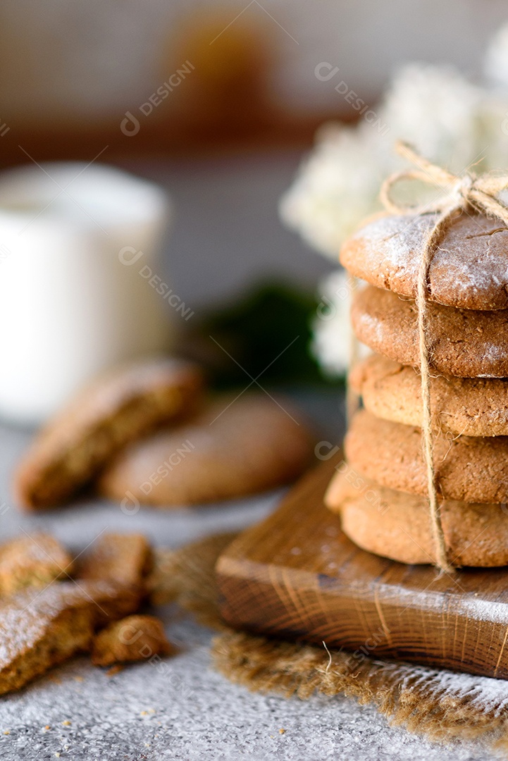 Biscoitos de aveia caseiros em uma tábua de madeira no fundo da mesa velha. Conceito de lanche de comida saudável