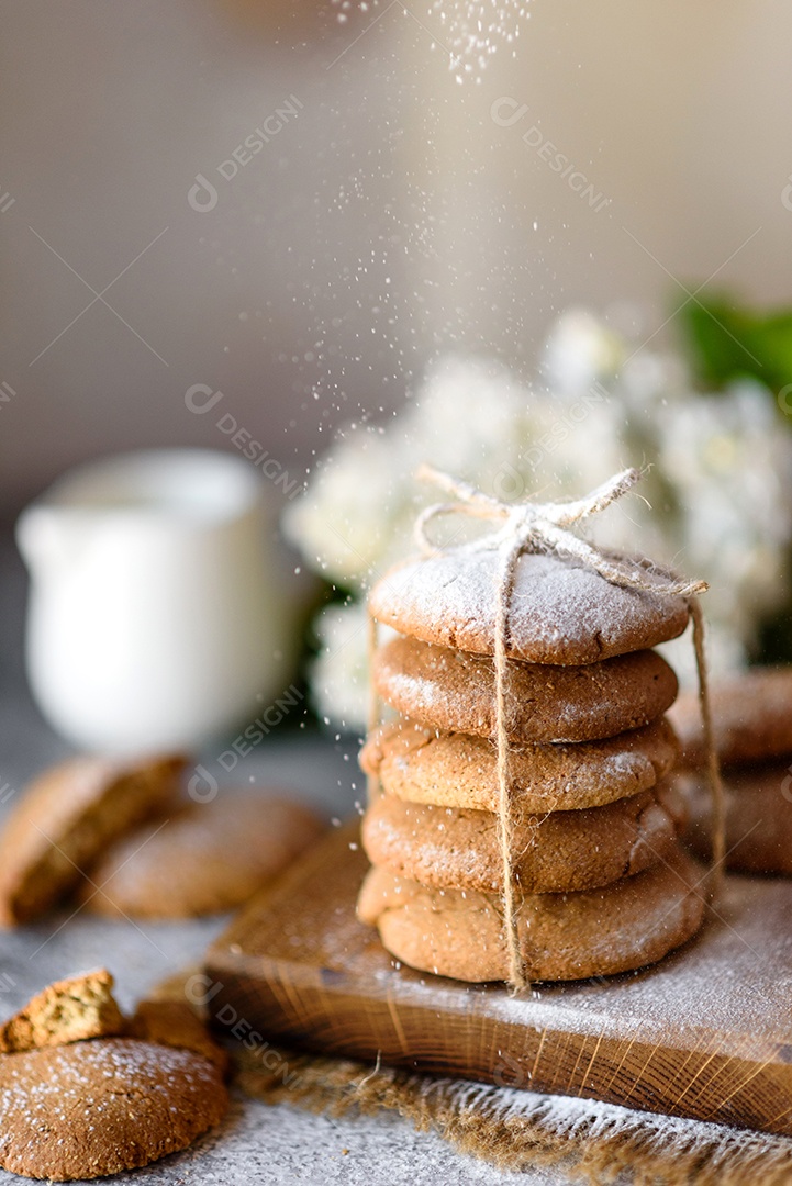 Biscoitos de aveia caseiros em uma tábua de madeira no fundo da mesa velha. Conceito de lanche de comida saudável