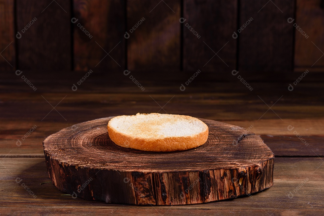 Pão sobre tábua para preparo de hamburguer