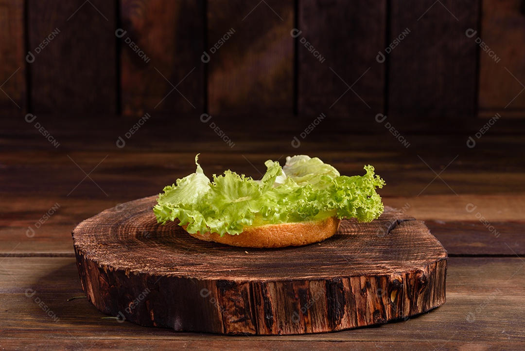 Pão com alface para preparo de hamburguer