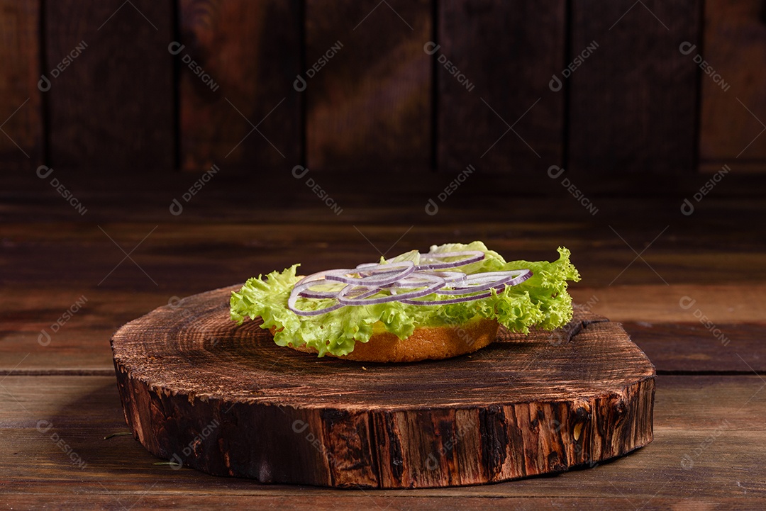 Pão com alface para preparo de hamburguer