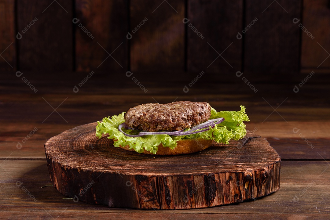 Saboroso hambúrguer caseiro grelhado com carne bovina, tomate, queijo, pepino e alface.