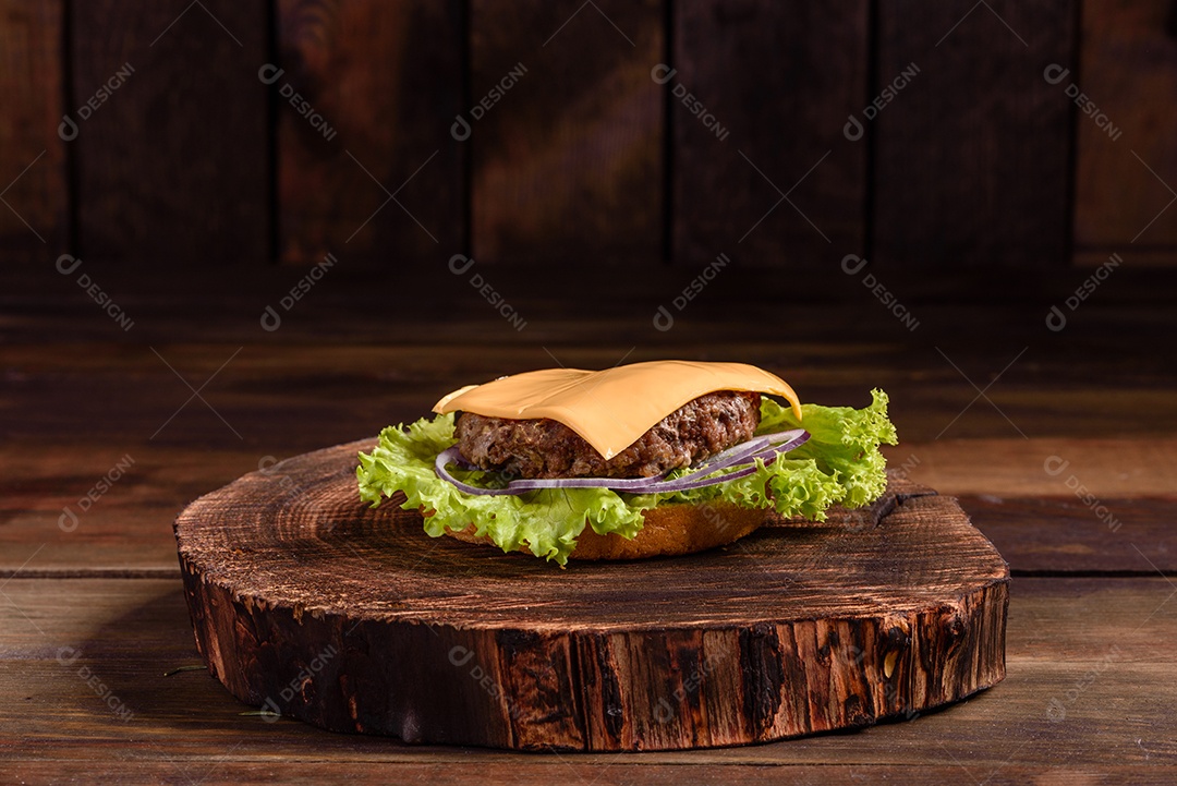 Saboroso hambúrguer caseiro grelhado com carne bovina, tomate, queijo, pepino e alface.
