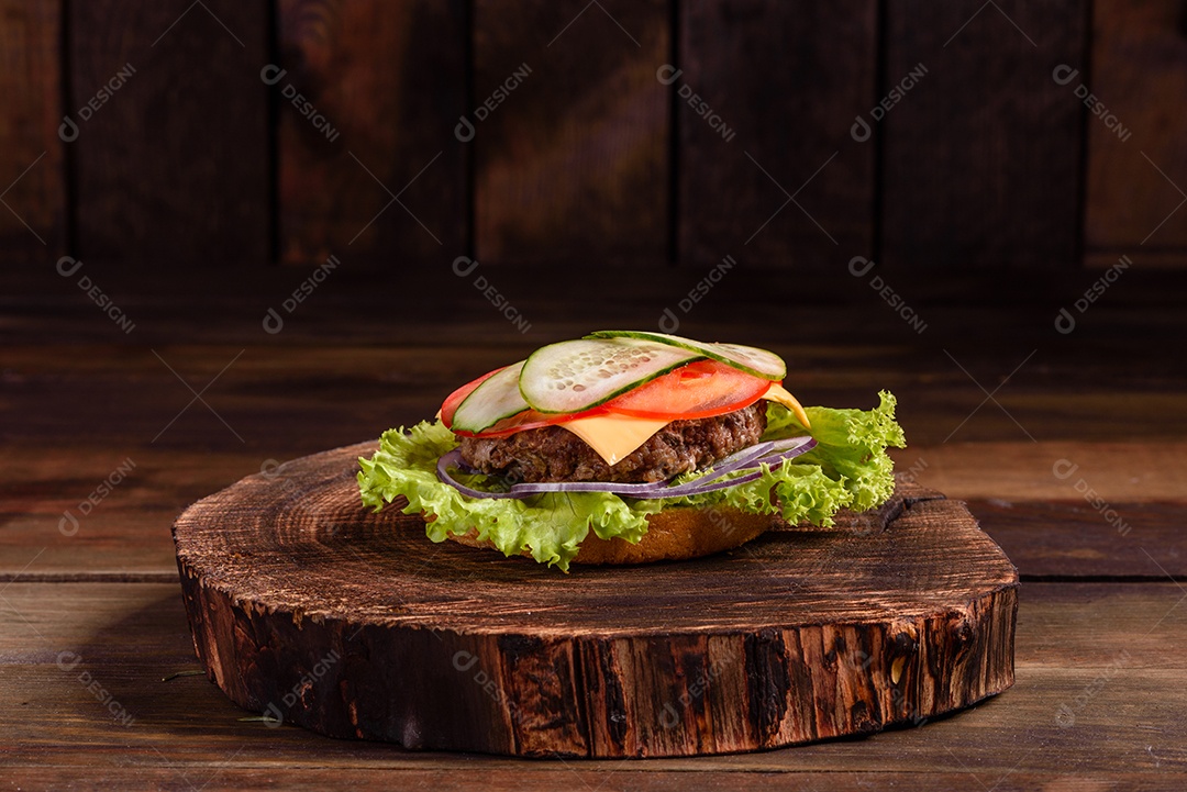 Saboroso hambúrguer caseiro grelhado com carne bovina, tomate, queijo, pepino e alface.