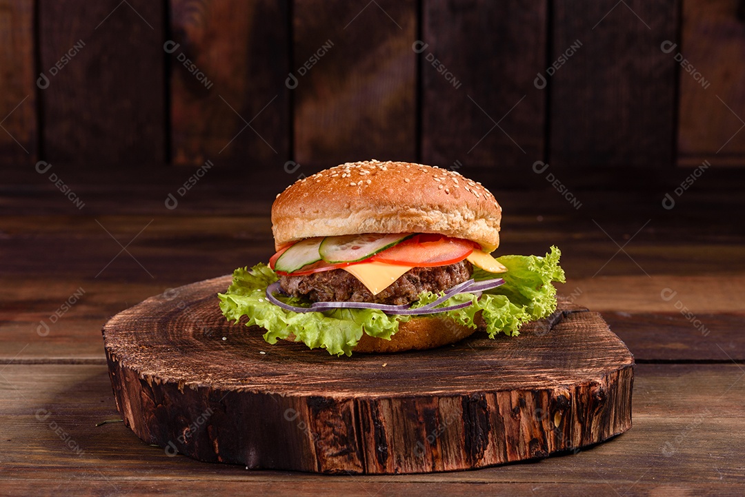 Saboroso hambúrguer caseiro grelhado com carne bovina, tomate, queijo, pepino e alface.