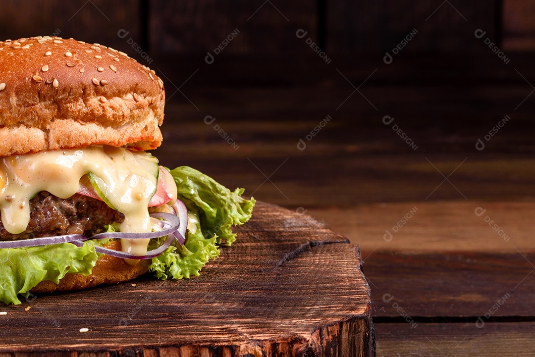 Saboroso hambúrguer caseiro grelhado com carne bovina, tomate, queijo, pepino e alface.