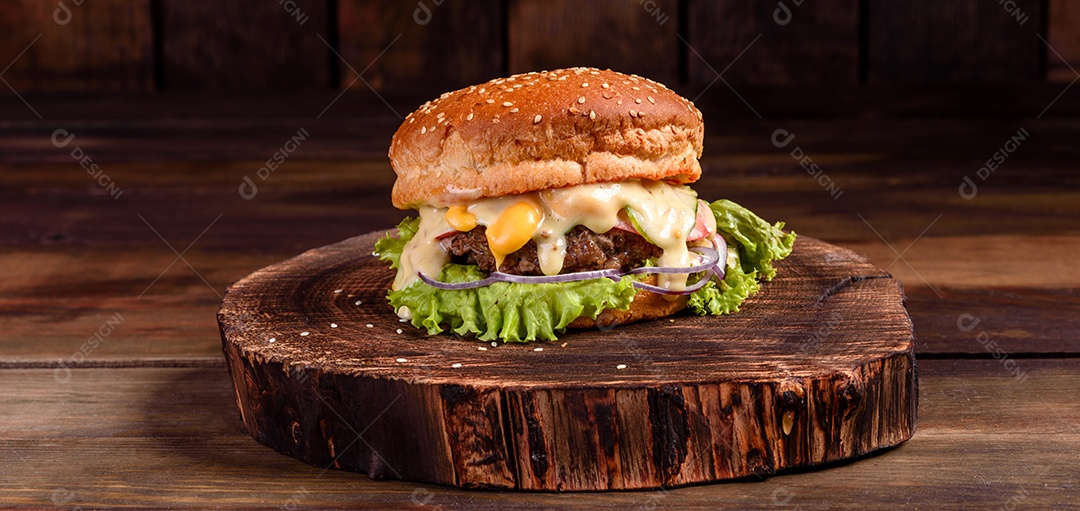 Saboroso hambúrguer caseiro grelhado com carne bovina, tomate, queijo, pepino e alface.