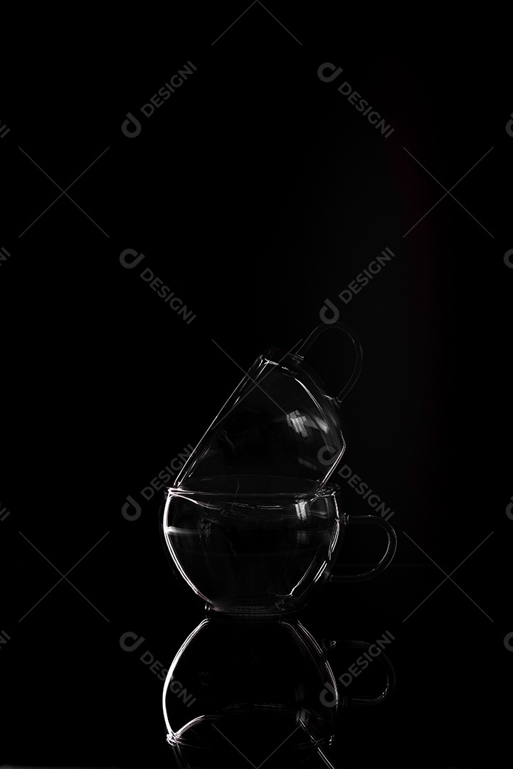 Silhueta de copo em fundo preto. Silhueta de vidro vazia isolada em fundo escuro