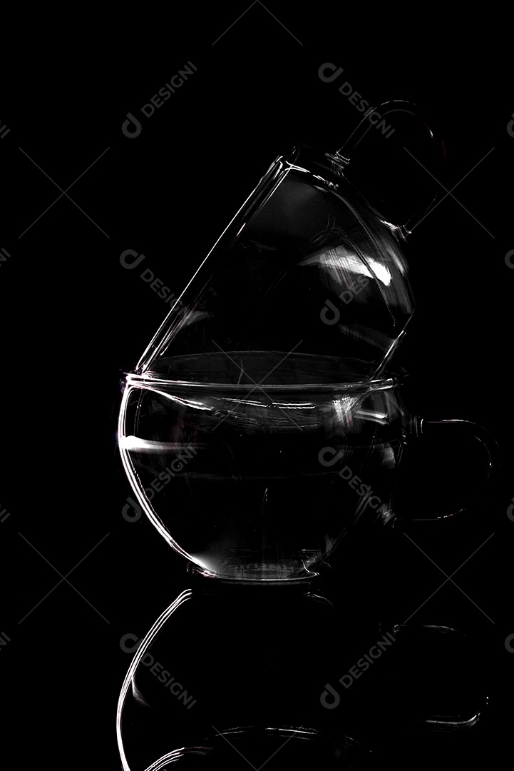 Silhueta de copo em fundo preto. Silhueta de vidro vazia isolada em fundo escuro